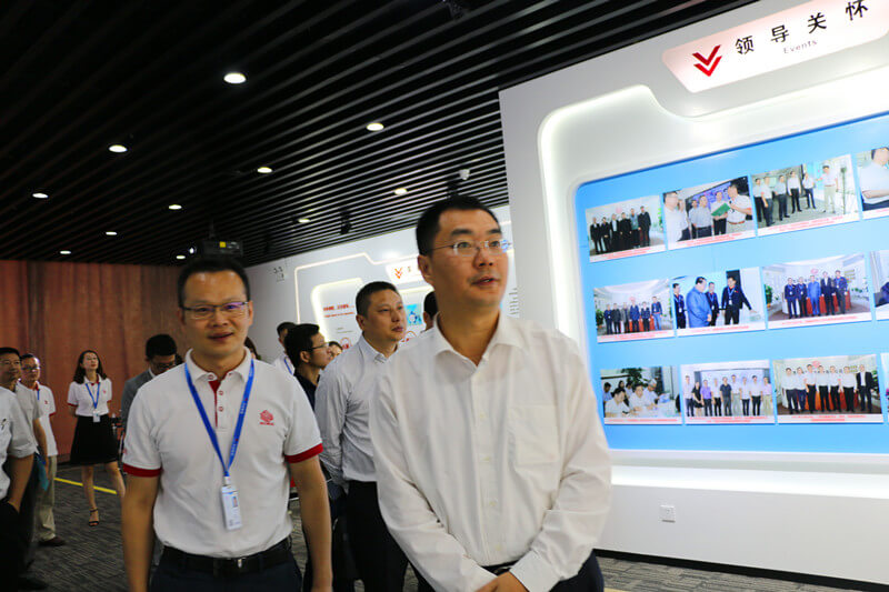 孙总陪同孙红兵参观.jpg